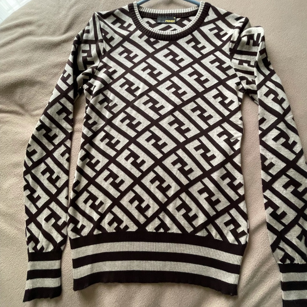 Women Fendi top. Size M.